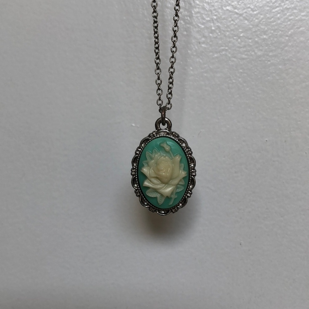 Silver chain flower necklace